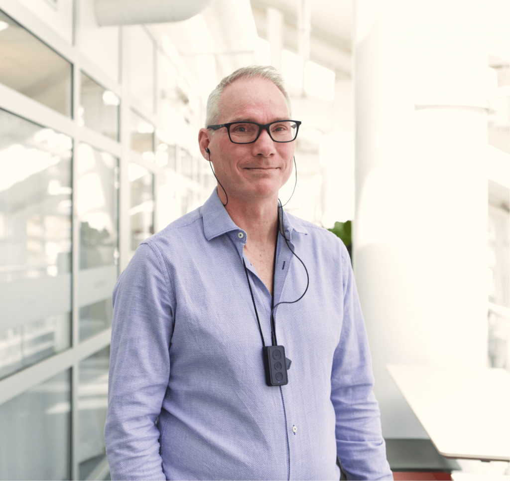 Jesper använder hörselförstärkaren TYR som ett arbetshjälpmedel