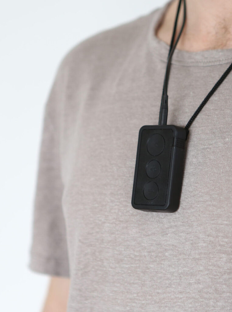 Hörselförstärkare TYR från OnDeMove hänger runt halsen